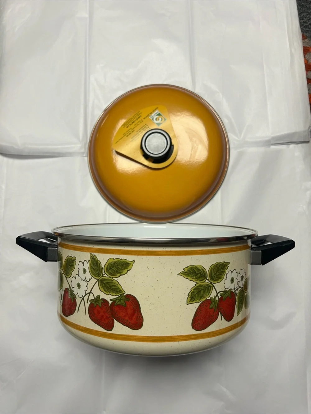 Vintage ONTZI-OLA Strawberry and floral Enamel Stockpot with Lid Brand New